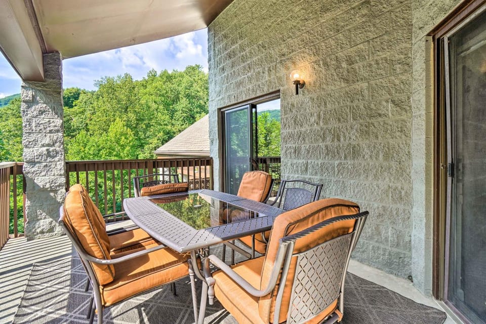 Cozy Gatlinburg Condo ~ 2 Mi to National Park! House in Gatlinburg