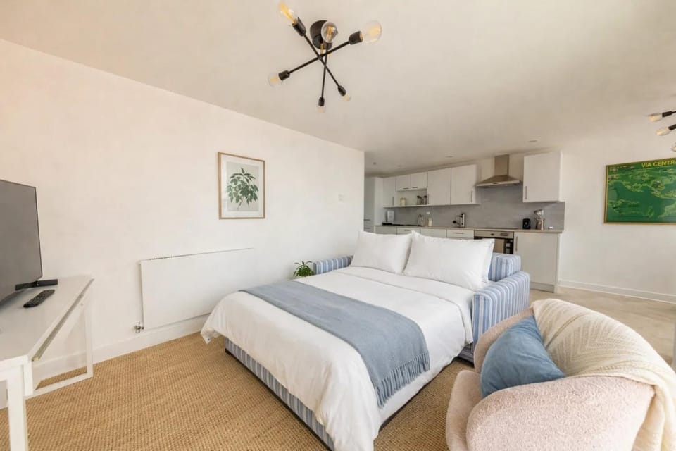 Bed, Kitchen or kitchenette, Living room