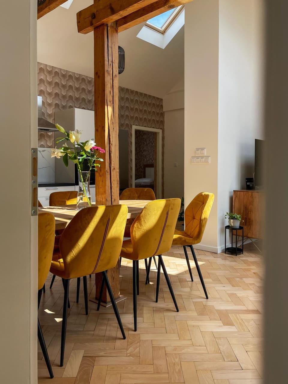 Seating area, Dining area