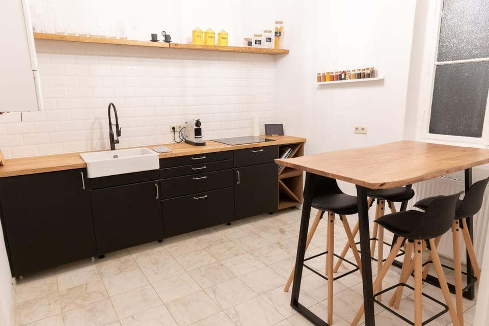 Coffee/tea facilities, Kitchen or kitchenette, Dining area, pet friendly, stove