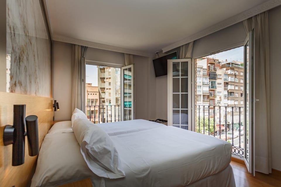 Photo of the whole room, Bedroom, Street view