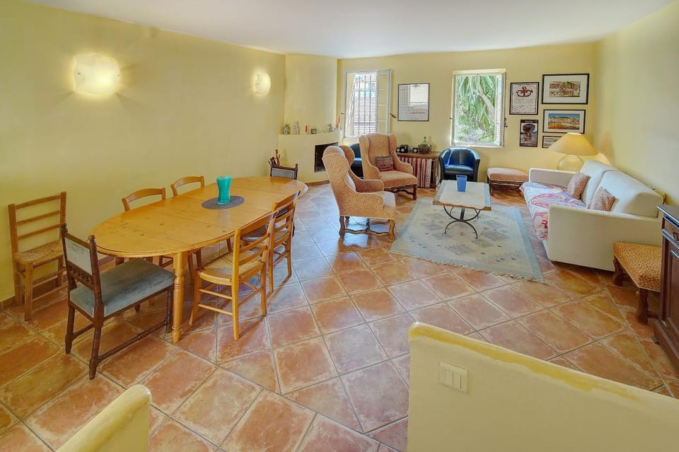 Restaurant/places to eat, Living room, Seating area, Dining area