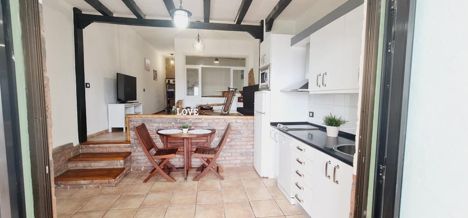 Kitchen or kitchenette, Dining area, dishwasher, minibar, stove