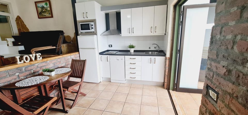 Kitchen or kitchenette, dishwasher, minibar