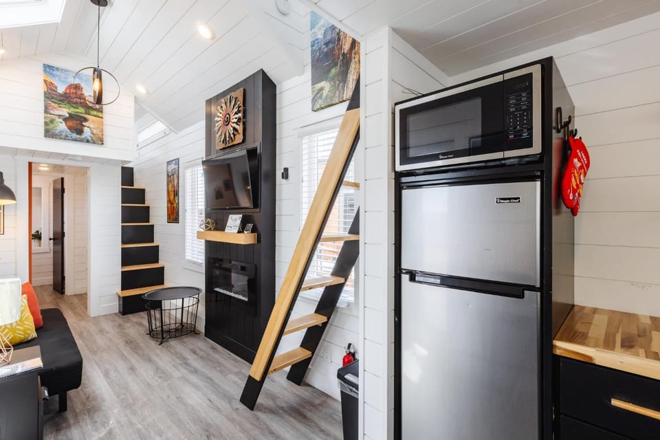 Hot Tub & BBQ Deck, Tiny Home Near Zion National Park House in Utah