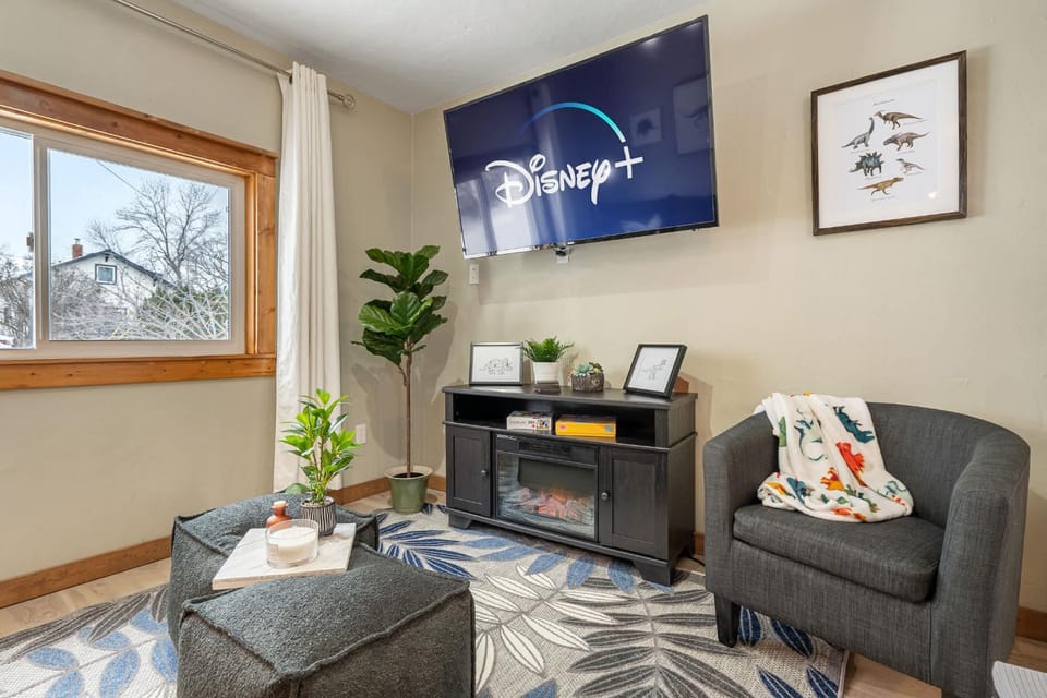 Triceratops Landing I Fire Place I Games I Netflix House in Drumheller
