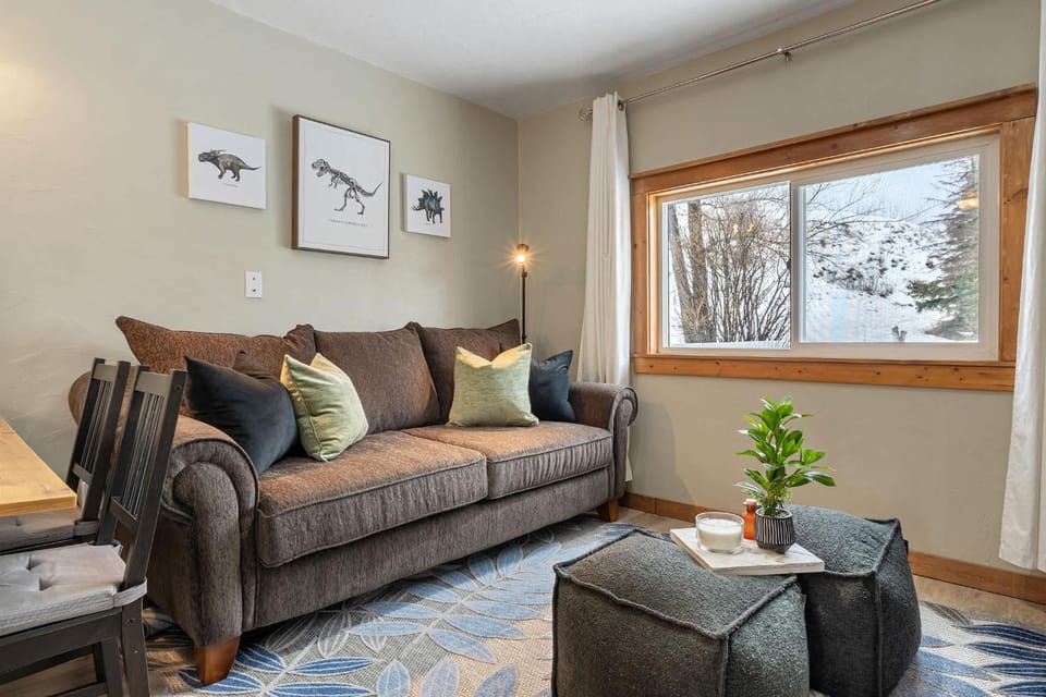 Triceratops Landing I Fire Place I Games I Netflix House in Drumheller