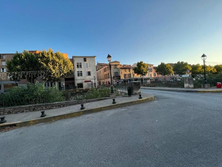 Neighbourhood, Street view