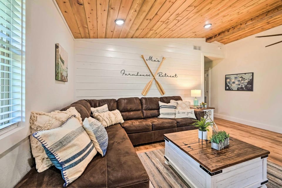 Broken Bow Retreat w/ Large Yard + Fire Pit! House in Oklahoma