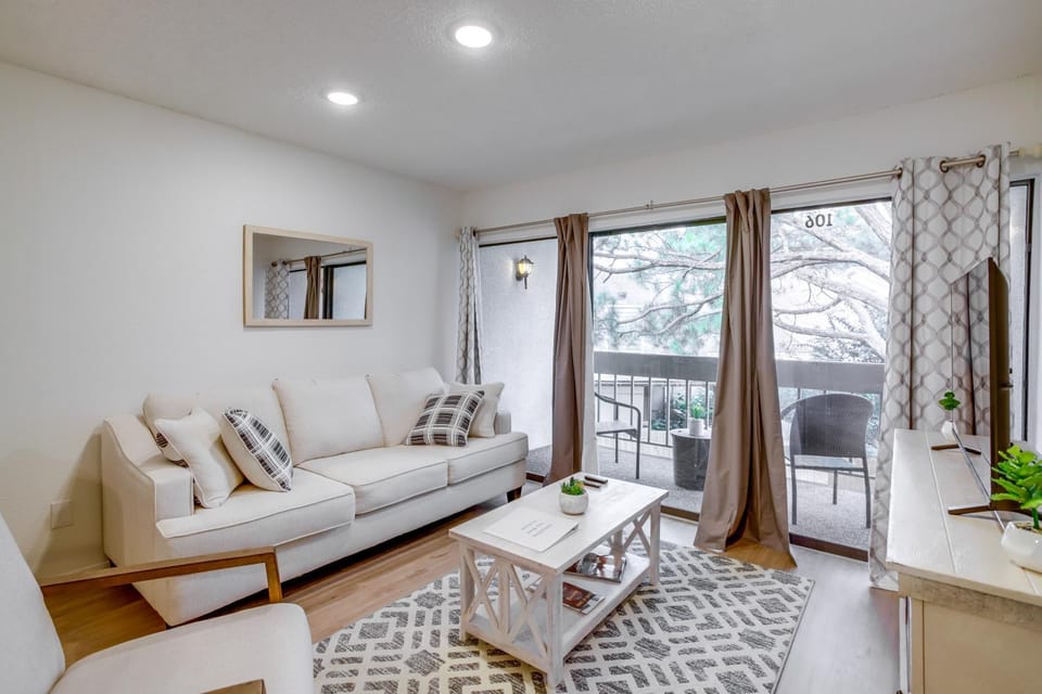 Chic Montgomery Condo w/ Balcony + Pool Access! House in Lake Conroe