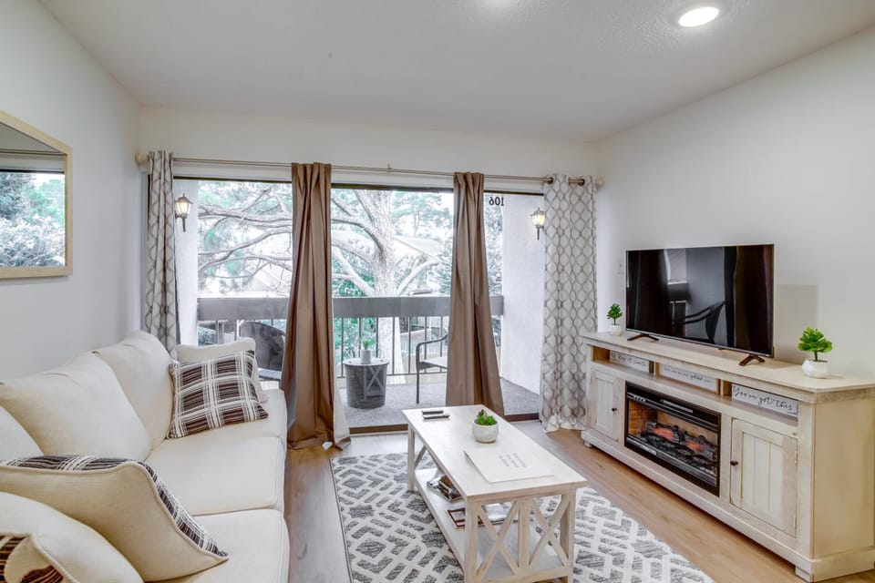 Chic Montgomery Condo w/ Balcony + Pool Access! House in Lake Conroe