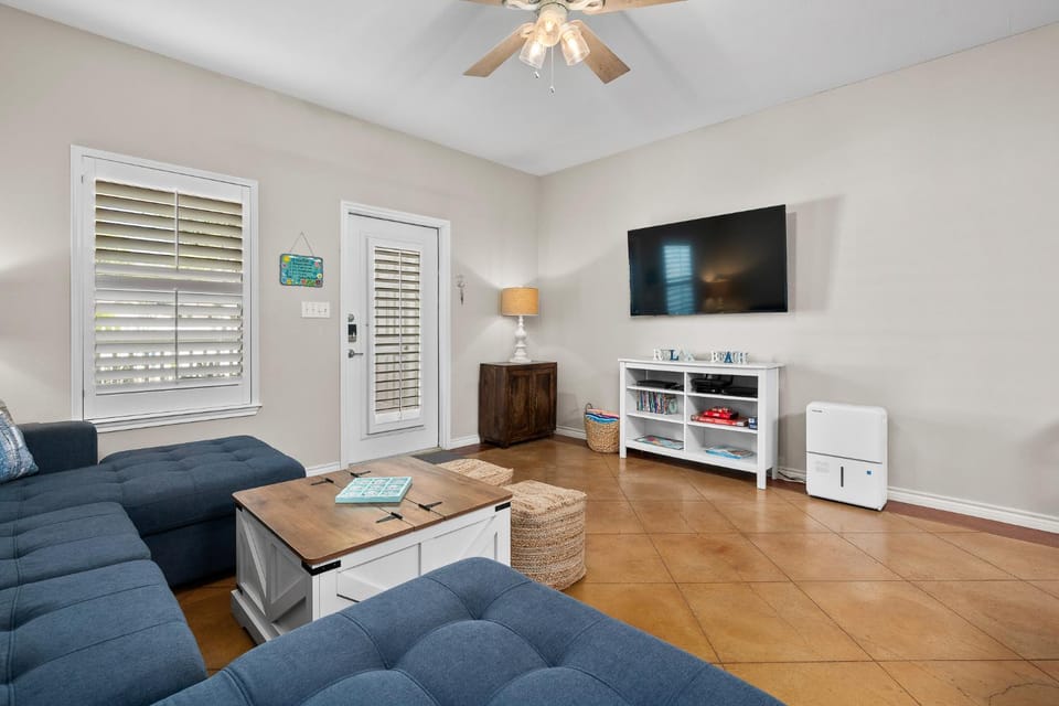 Sunny Townhome w/ Pool Access ~ 1 Mi to Beach House in North Padre Island