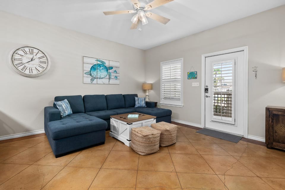 Sunny Townhome w/ Pool Access ~ 1 Mi to Beach House in North Padre Island