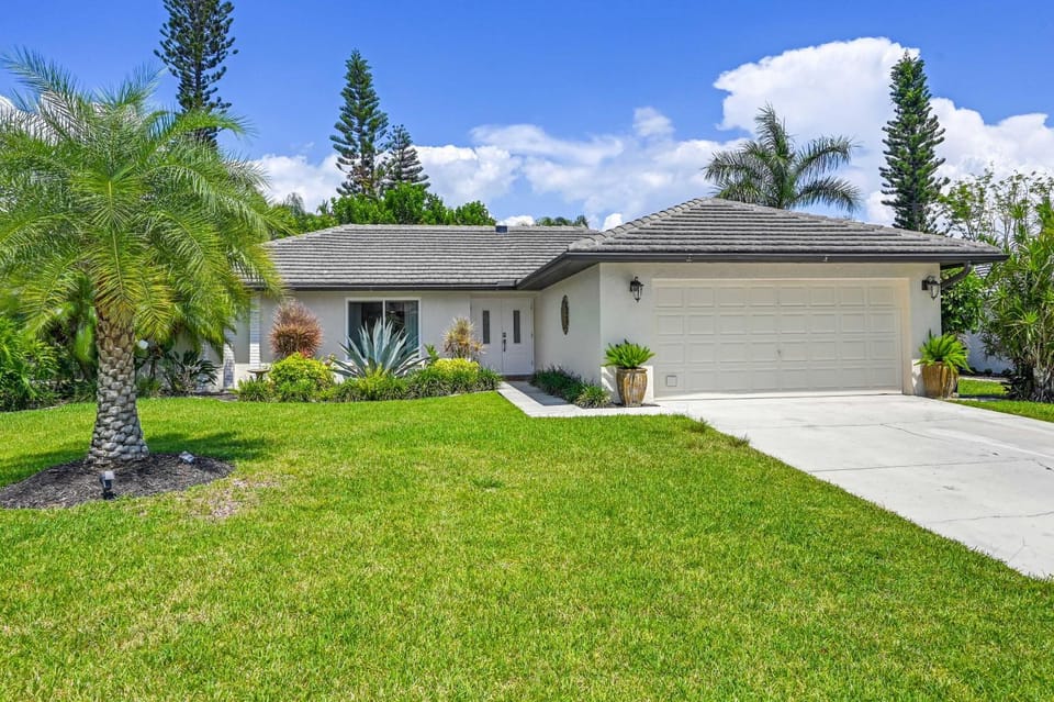 Bonita Springs Oasis w/ Wooden Deck & Grill! House in Bonita Springs