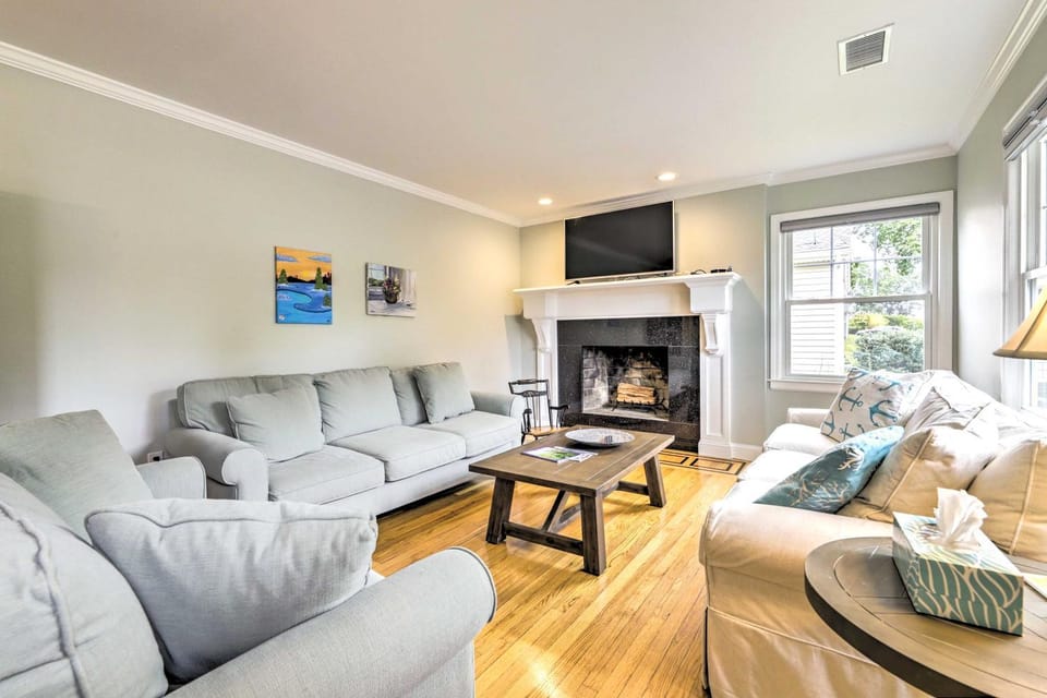 Charming Old Saybrook Cottage < 1 Mi to Beach House in Old Saybrook