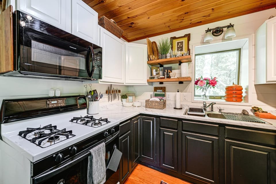 Creekside Cabin: Tubing, Trails & Highlands Charm! Cabin in Tennessee
