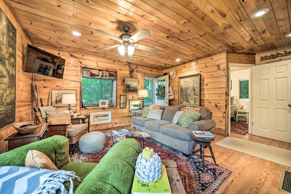 Creekside Cabin: Tubing, Trails & Highlands Charm! Cabin in Tennessee