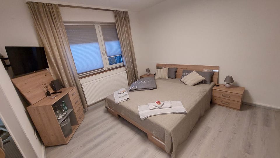 Communal lounge/ TV room, Bed, TV and multimedia, Living room, Photo of the whole room, Evening entertainment, Bedroom, towels