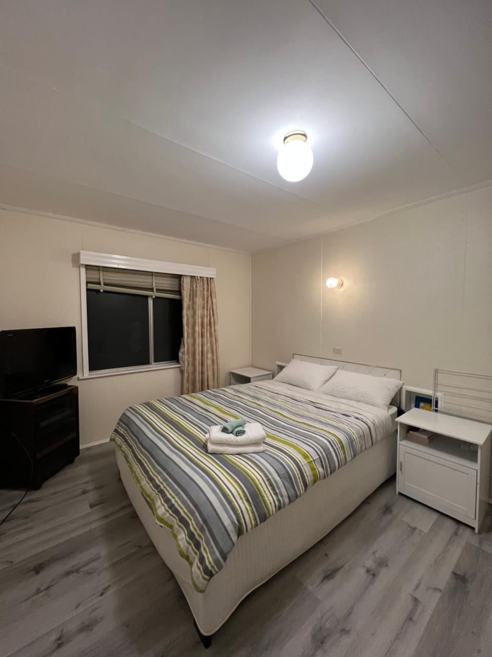 Bed, TV and multimedia, Photo of the whole room, Bedroom, hair dresser