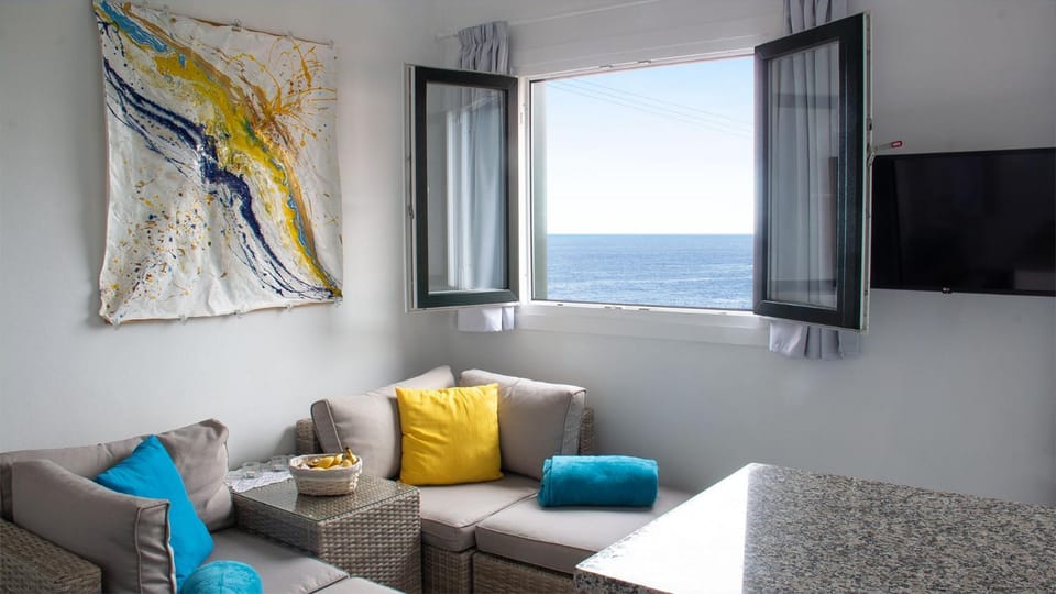 Communal lounge/ TV room, Living room, Sea view