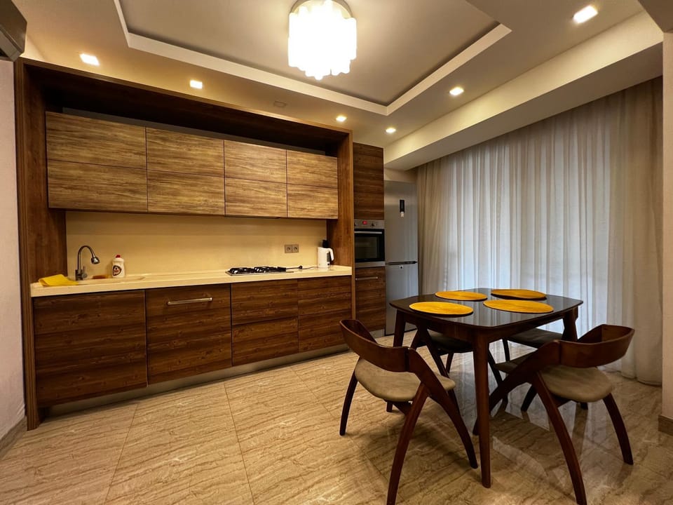 Kitchen or kitchenette, Dining area