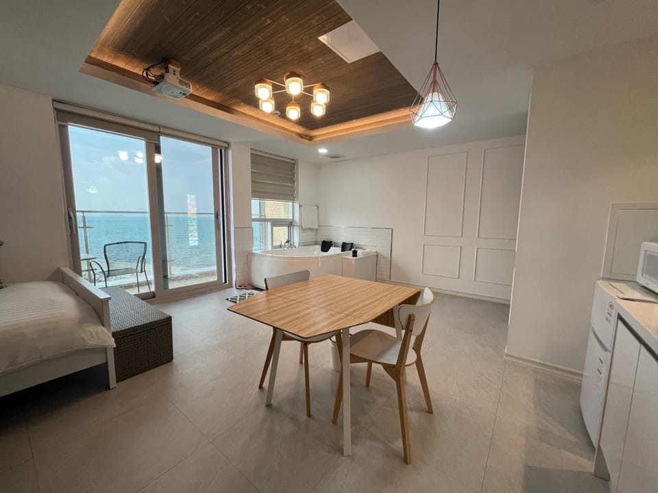 Natural landscape, View (from property/room), Photo of the whole room, Dining area