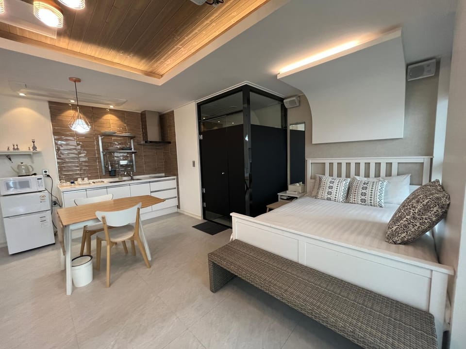 Bed, Kitchen or kitchenette, Photo of the whole room, Dining area, minibar