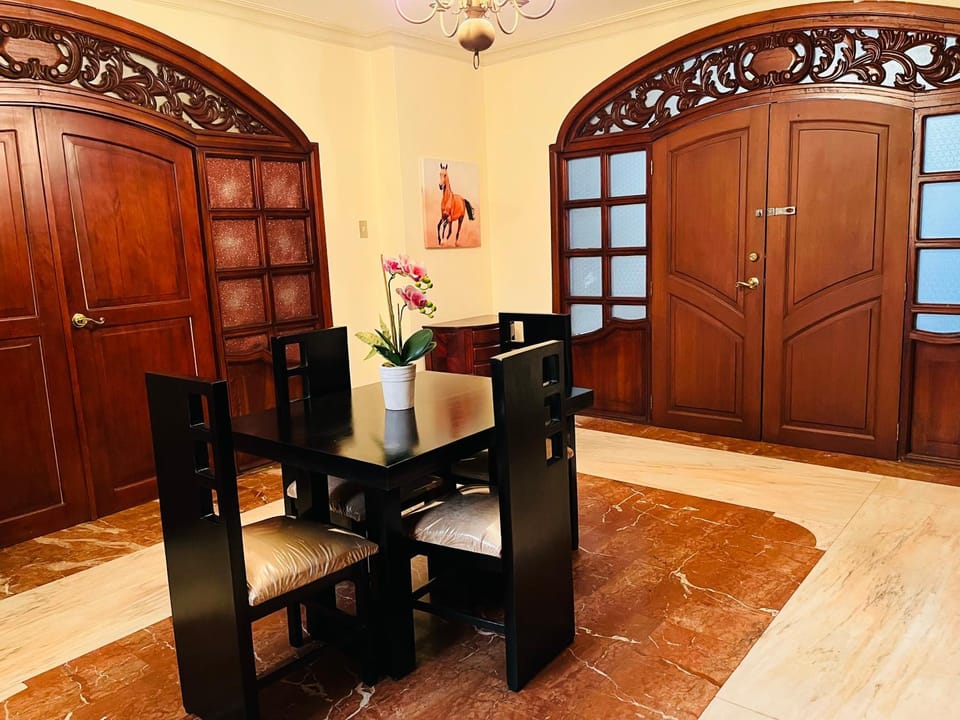 Mega Suite junto al San Marino Shopping Apartment in Guayaquil