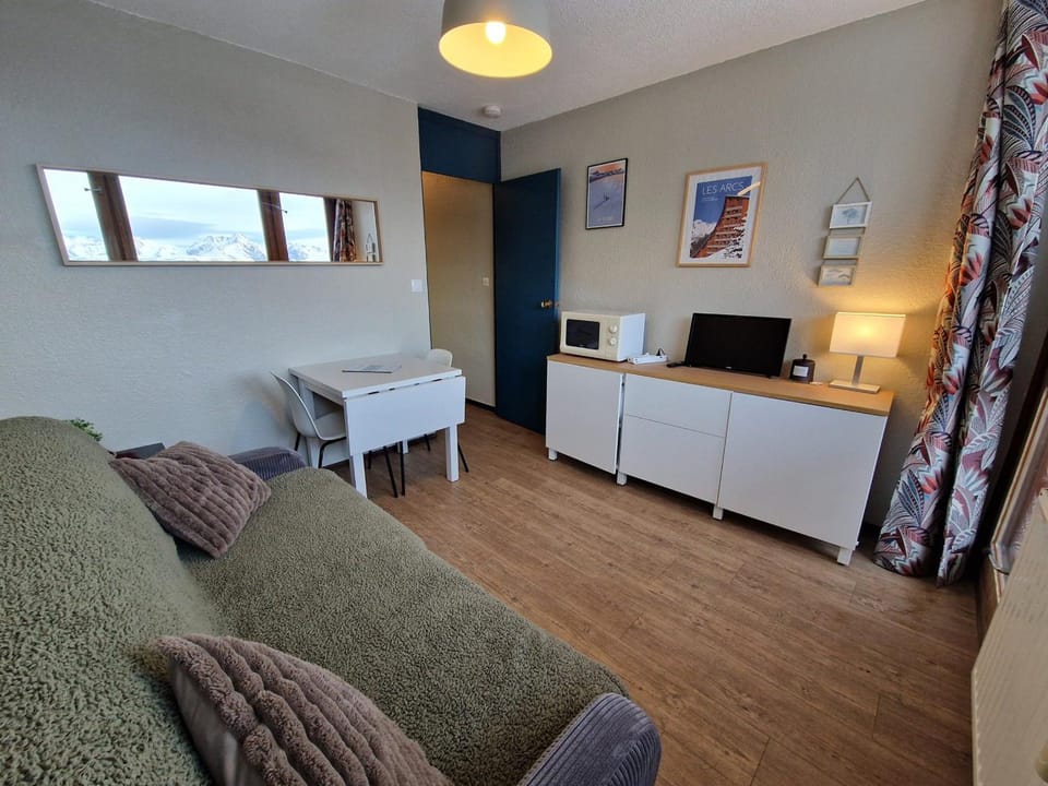 Studio fonctionnel au pied des pistes, rénové, balcon, animaux admis Apartment in Mâcot-la-Plagne