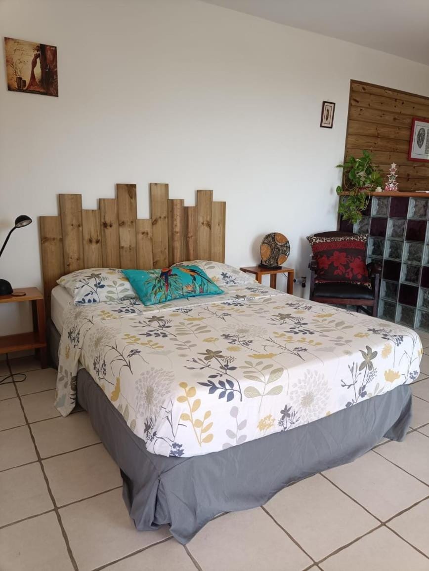 grand studio en bas de villa avec vue sur mer au Carbet Apartment in Martinique