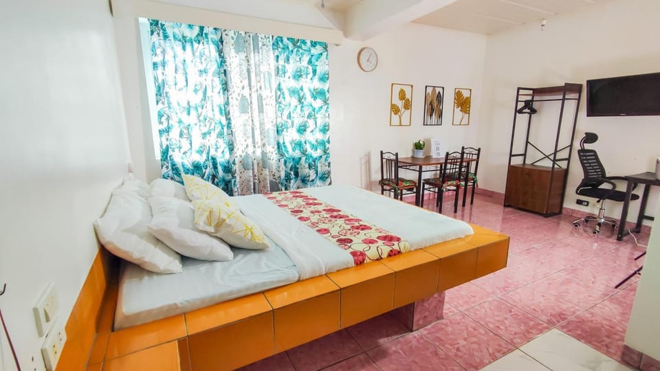 Bed, TV and multimedia, Photo of the whole room, Seating area, Dining area, Bedroom, wardrobe