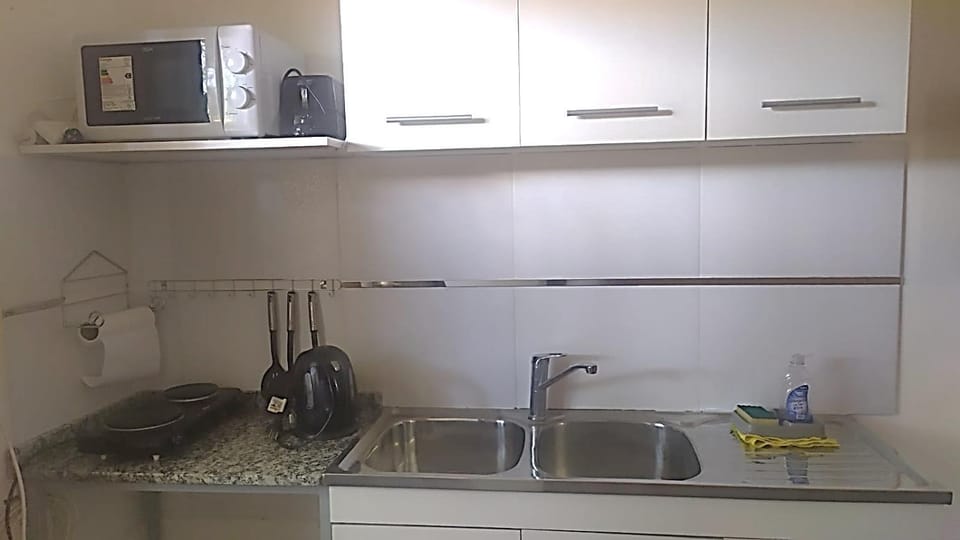 Kitchen or kitchenette, minibar, toaster