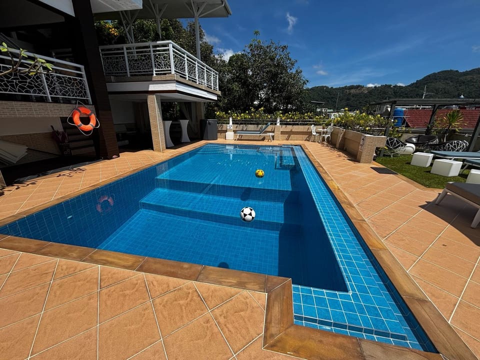 Day, Swimming pool