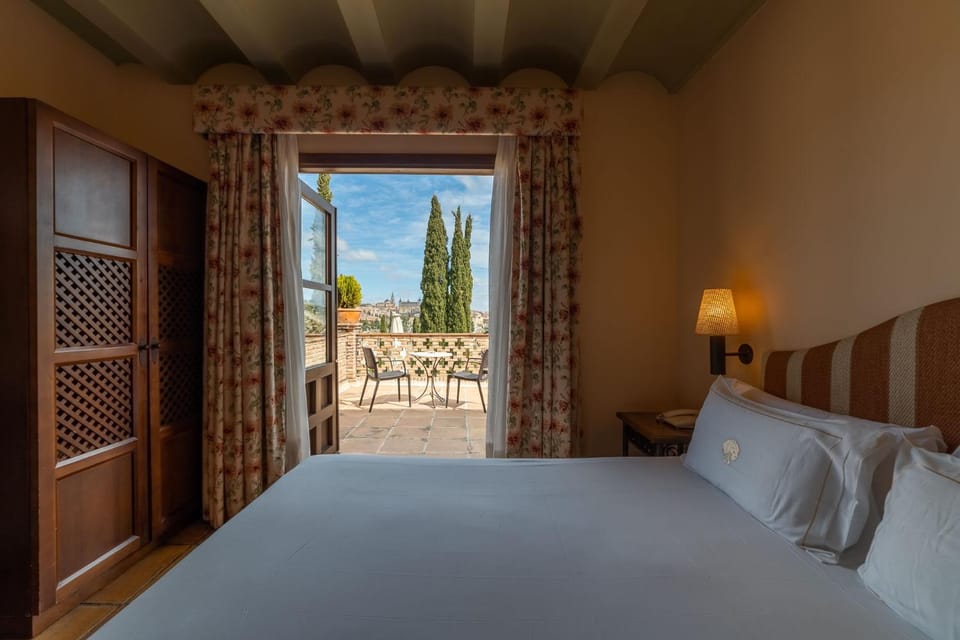 Bed, Balcony/Terrace, Photo of the whole room, storage, wardrobe