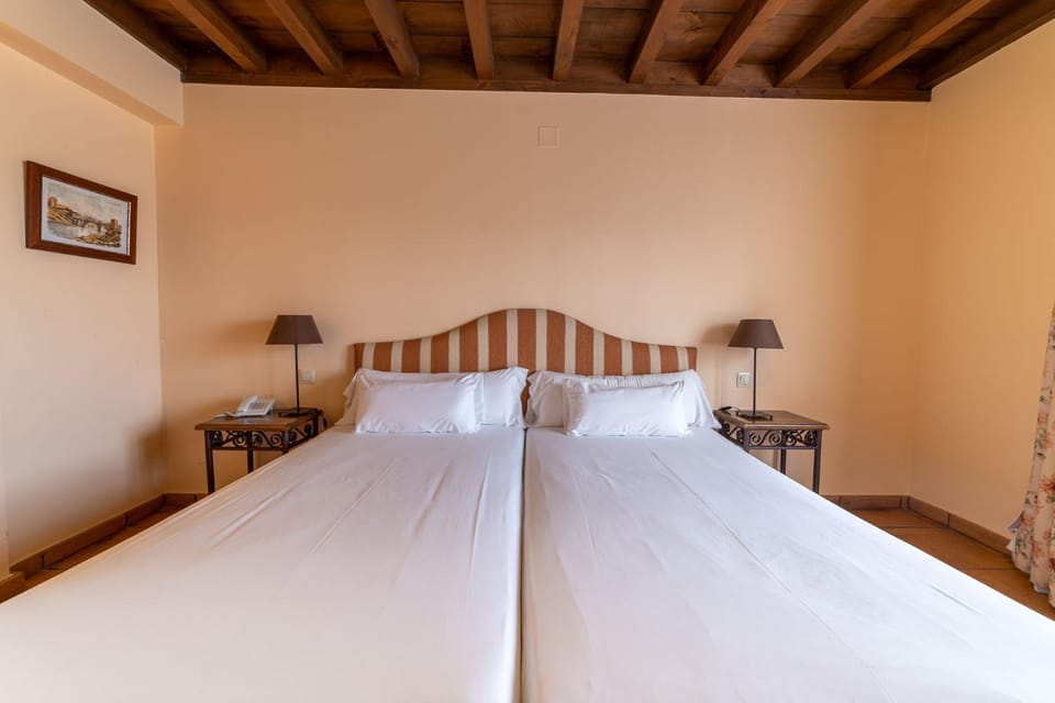 Bed, internet, locker, air conditioner