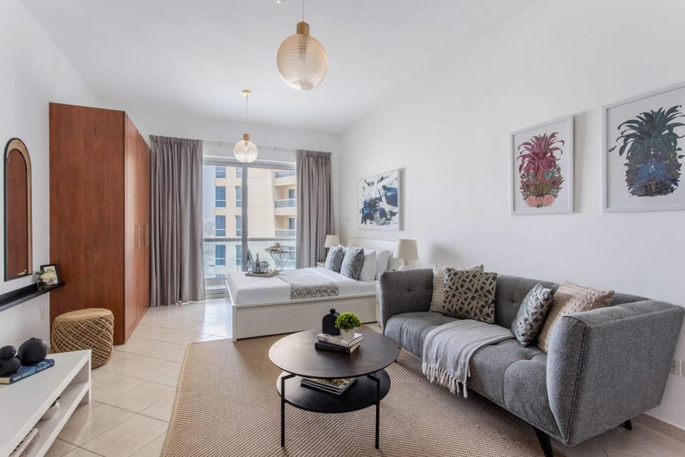 Frank Porter - Damac Crescent A Apartment in Dubai
