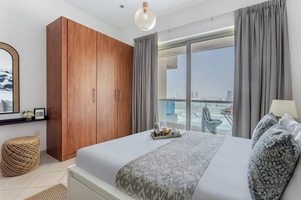 Frank Porter - Damac Crescent A Apartment in Dubai