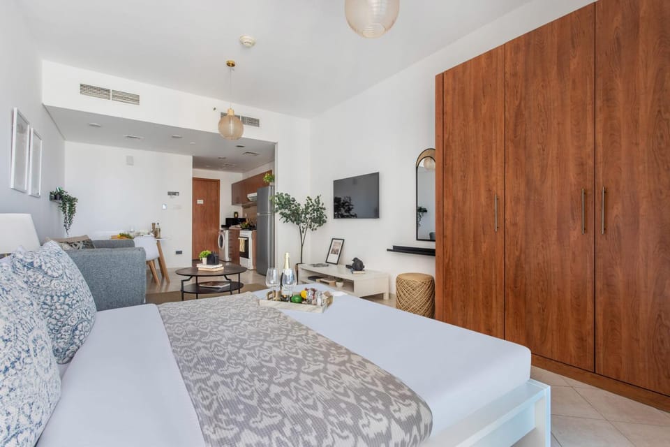 Frank Porter - Damac Crescent A Apartment in Dubai
