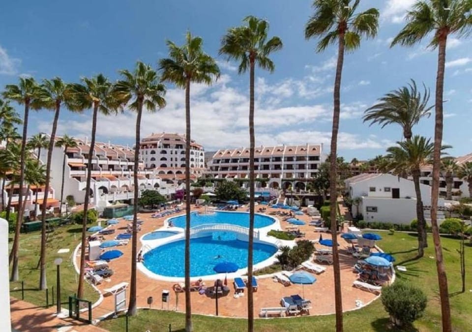 Property building, Day, Pool view, Swimming pool