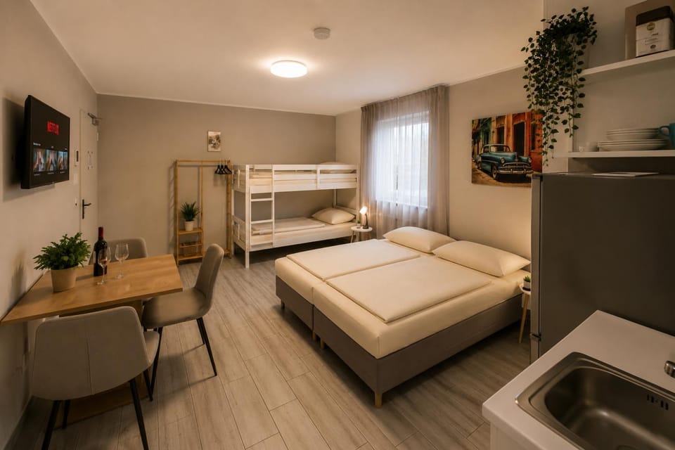 Bed, TV and multimedia, Photo of the whole room, Bedroom