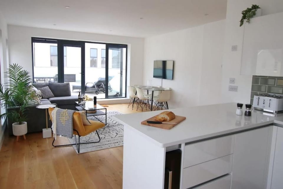 Sea View Terrace & Beach Access in Worthing House in Worthing