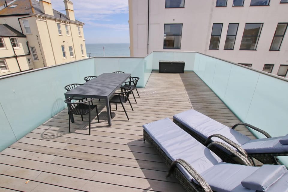 View (from property/room), Balcony/Terrace, Dining area, Sea view, sunbed