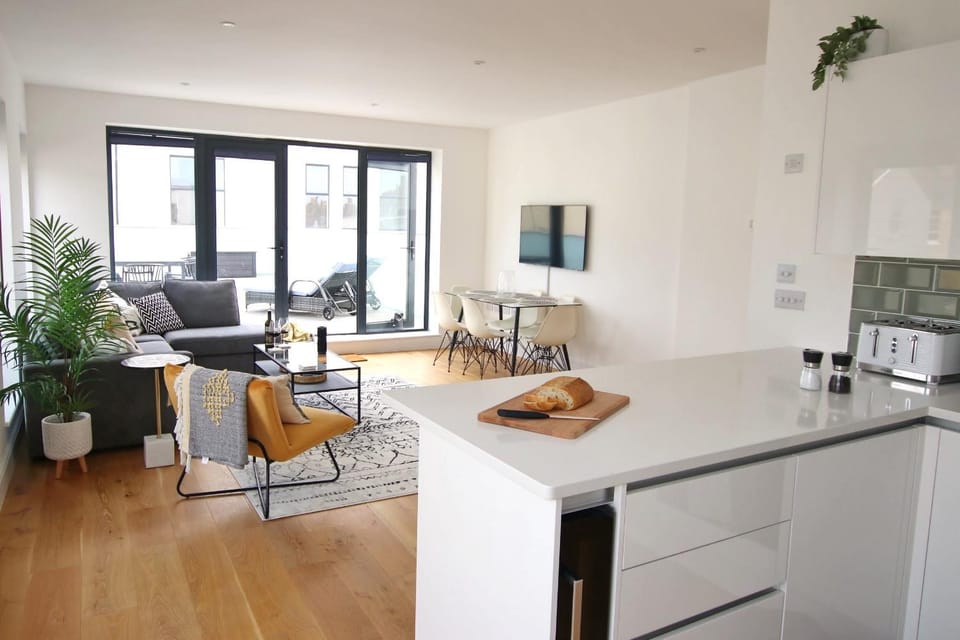 Kitchen or kitchenette, Living room, Lounge or bar, Seating area, Dining area, minibar, pet friendly, toaster, kitchen