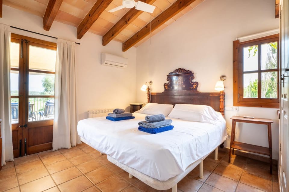 Bed, Photo of the whole room, Bedroom, towels, air conditioner