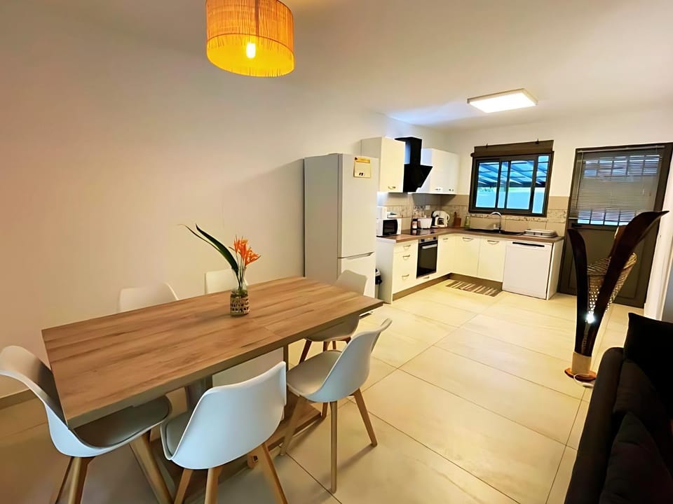 Kitchen or kitchenette, Living room, Seating area, Dining area, oven, stove