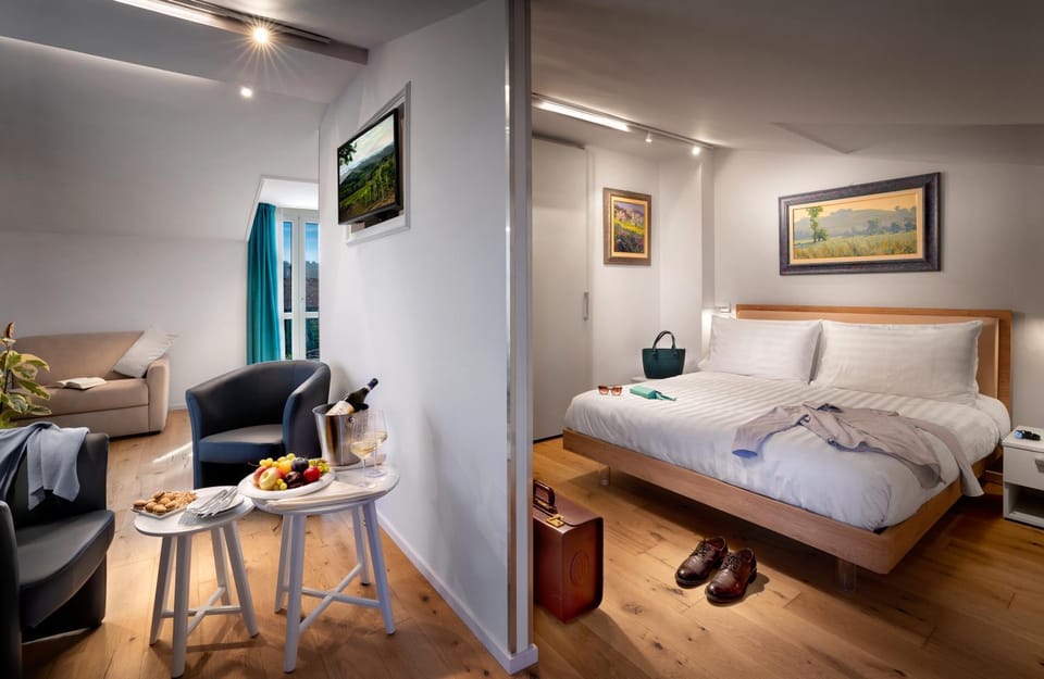 Bed, Living room, Bedroom, Food, Drinks