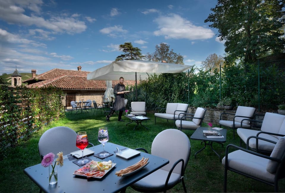 Garden, Food and drinks, Dining area, Garden view, Drinks