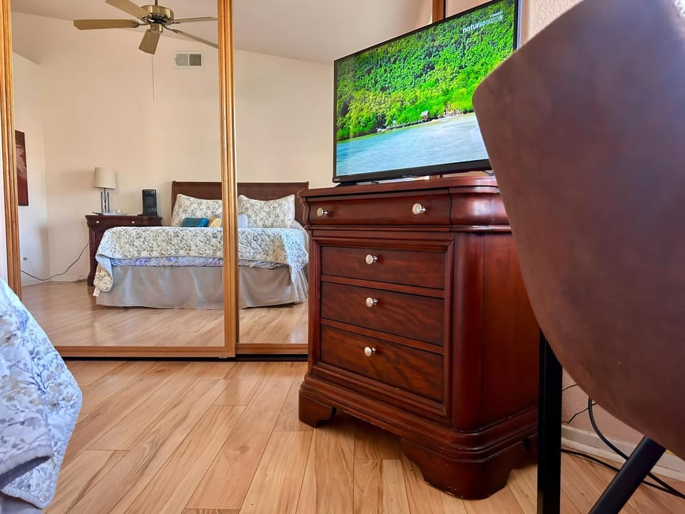 Bed, TV and multimedia, Photo of the whole room, Bedroom