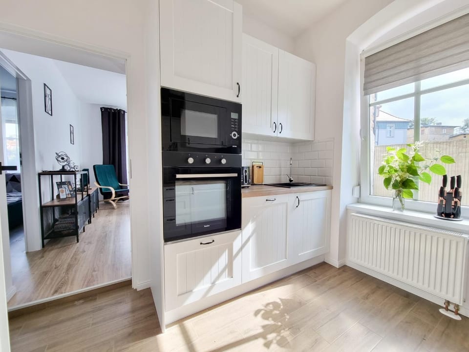 Kitchen or kitchenette, minibar