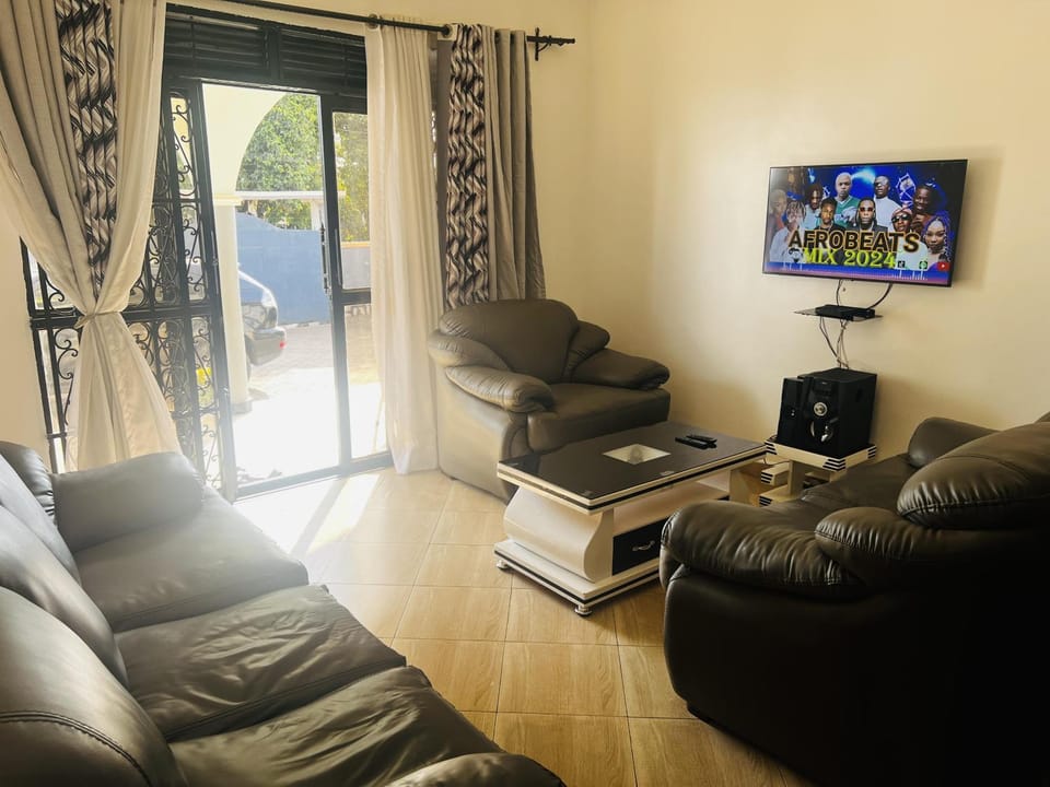 House - Sleeps 6 - Parking - Garden House in Kampala
